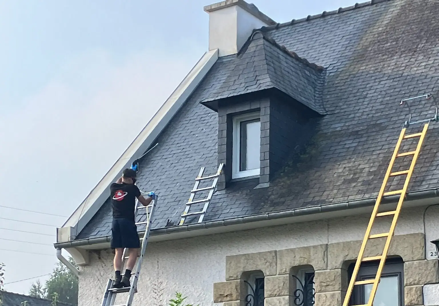 Nettoyage et démoussage de toiture en tuiles